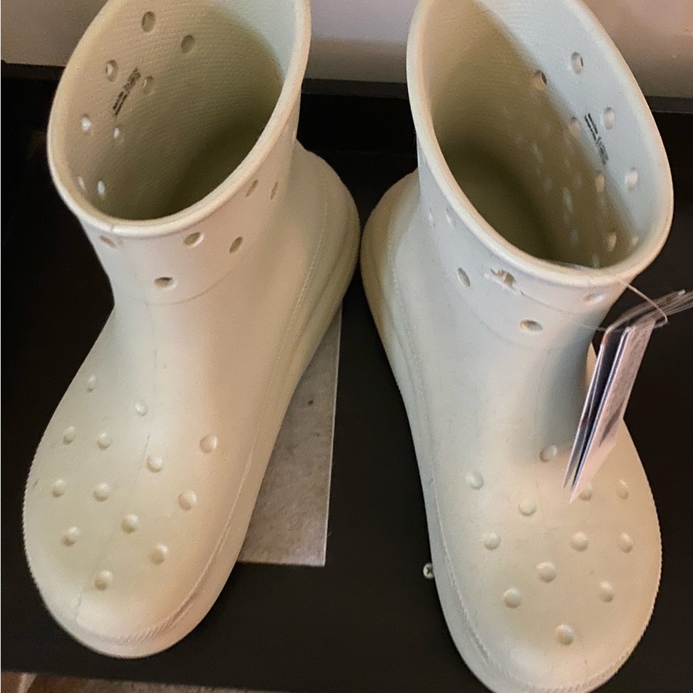 Crocs women’s boot size 9